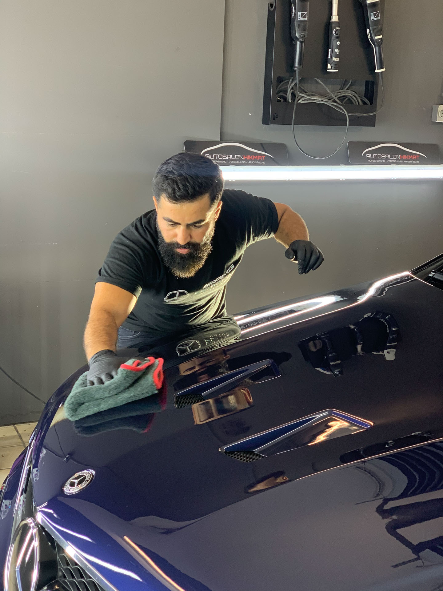 Der Inhaber von Autosalon Hikmat